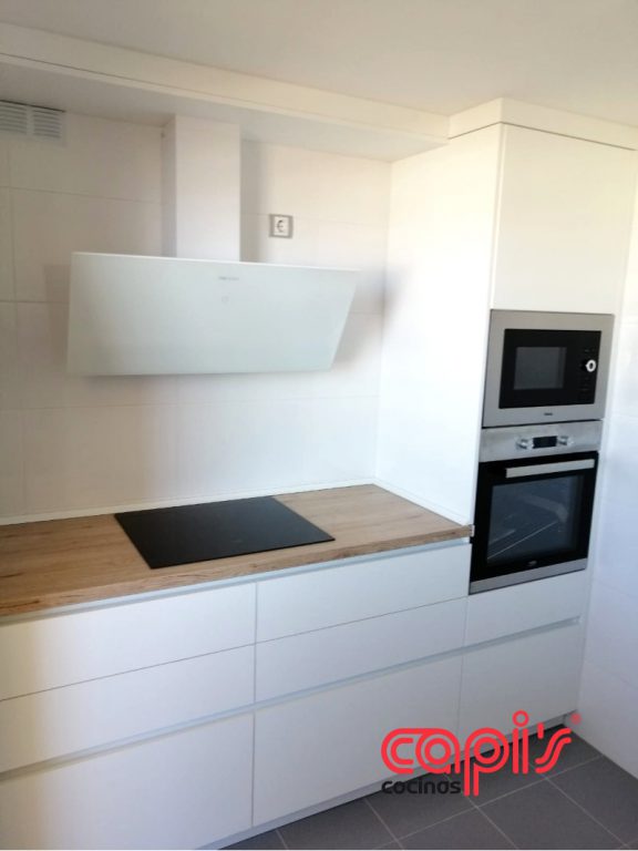 Dislocación segmento Sala Cocina Blanca y madera inox - Cocinas Capis, diseño y fabricación de  cocinas en HuelvaCocinas Capis, diseño y fabricación de cocinas en Huelva